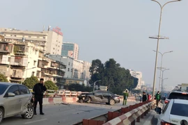 Hiện trường vụ ô tô tông liên hoàn trên cầu vượt Vọng khiến 1 người tử vong