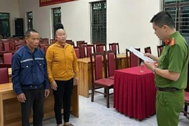 Bắt 2 đối tượng tráo dây chuyền vàng giả lấy dây chuyền vàng thật ở Sơn La