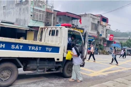 CSGT kịp thời đưa học sinh tới điểm thi