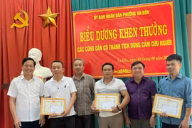 Khen thưởng 3 người cứu phụ nữ đuối nước giữa sông Thạch Hãn