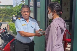 Người phụ nữ bật khóc nhận lại số tiền đánh rơi 