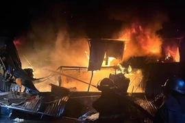 Nhà xưởng ở Hà Nội bốc cháy ngùn ngụt, cột khói bóc cao hàng chục mét