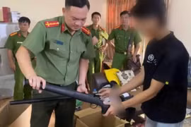 Công an thu giữ 44 súng bắn bi nguy hiểm trên YouTube ở Hà Nội