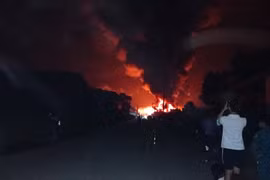 Cháy lớn nhà máy thuỷ tinh tại khu công nghiệp ở Lào Cai