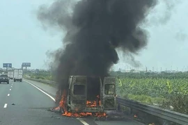 Ô tô khách bốc cháy dữ dội trên cao tốc Pháp Vân - Cầu Giẽ