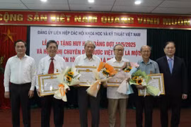 Chủ tịch và Phó Chủ tịch Liên hiệp Hội Việt Nam trao huy hiệu cho các đảng viên.