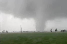 Chuyên gia lý giải nguyên nhân xuất hiện nhiều lốc xoáy kinh hoàng trong bão số 10 Bualoi?