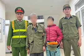 Kịp thời giúp đỡ cụ ông đi lạc, trao trả an toàn cho gia đình ở Hà Nội