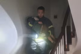 Cháy nhà 5 tầng trong ngõ, cảnh sát hướng dẫn 7 người thoát nạn