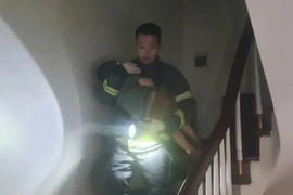 Cháy nhà 5 tầng trong ngõ, cảnh sát hướng dẫn 7 người thoát nạn