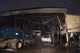 Cháy gara ô tô ở Bắc Ninh, nhiều xe bị cháy rụi trong đêm