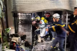 Cứu 3 mẹ con mắc kẹt trong ngôi nhà đang cháy trong đêm ở Hà Nội