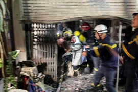 Cứu 3 mẹ con mắc kẹt trong ngôi nhà đang cháy trong đêm ở Hà Nội