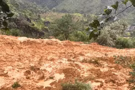 Sạt lở đất vùi lấp ngôi nhà khiến 4 người mất tích ở Tuyên Quang