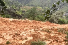 Sạt lở đất vùi lấp ngôi nhà khiến 4 người mất tích ở Tuyên Quang