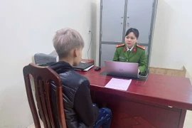 Mang dao đi trên đường, 2 nam thanh niên ở Lào Cai bị xử phạt 