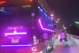 Xử lý tài xế xe khách đi vào đường cấm trên cầu Chương Dương