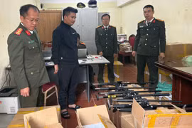Bắt đối tượng mua bán, tàng trữ trái phép vũ khí, thu số lượng lớn tang vật
