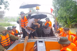 Vượt mưa lũ cứu bé trai 14 tháng tuổi sốt cao ở Phú Thọ