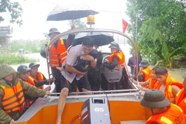 Vượt mưa lũ cứu bé trai 14 tháng tuổi sốt cao ở Phú Thọ