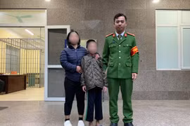 Giúp đỡ cháu bé bị lạc tại Vườn thú về với gia đình ở Hà Nội