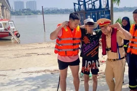 Kịp thời cứu nam thanh niên nhảy cầu Thăng Long xuống sông Hồng