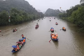 Xử phạt lái đò bị tố vòi tiền khách tại Lễ hội chùa Hương