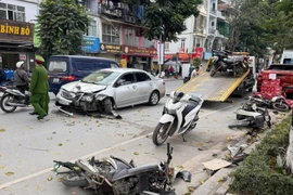 Ô tô đâm liên hoàn nhiều xe trên phố Hà Nội, 3 người bị thương nặng