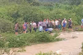 Nữ sinh lớp 11 bị lũ cuốn tử vong ở Hòa Bình