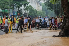 Cận cảnh bùn đất lại phun trào lên mặt đất ở Cát Linh