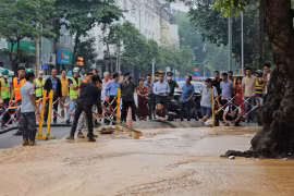 Cận cảnh bùn đất lại phun trào lên mặt đất ở Cát Linh