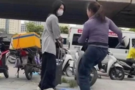 Phạt 2,5 triệu đồng người bán trà đá đuổi cô gái đứng chờ xe