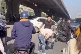 Tạm giữ tài xế đành người sau va chạm giao thông trên phố Hà Nội