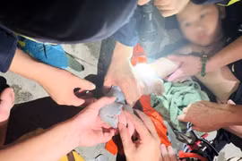 Giải cứu bé trai bị kẹt tay trong ống thoát nước tại bể bơi