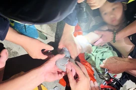 Giải cứu bé trai bị kẹt tay trong ống thoát nước tại bể bơi