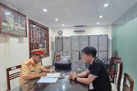 Phạt 35 triệu đồng đối với nam tài xế lùi xe trên cao tốc 