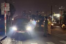 Tìm kiếm tài xế ô tô bốc cháy sau va chạm ở Hà Nội