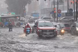 Bão số 1 tiếp tục tăng cấp, mưa to gió mạnh