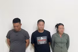 Bắt giữ 3 đối tượng xả thẳng chất thải bể phốt xuống sông Tô Lịch