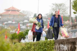 Nhiều gia đình về nghĩa trang tảo mộ, mời gia tiên về đón Tết