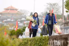 Nhiều gia đình về nghĩa trang tảo mộ, mời gia tiên về đón Tết