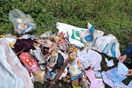 Công an xã Nhã Nam vào cuộc xác minh, xử phạt vứt rác nơi công cộng 