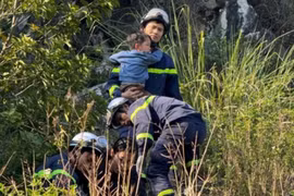 Nguyên nhân 2 cháu bé bị mắc kẹt dưới hố sâu tại núi Trầm