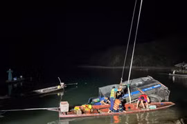 Cứu hộ thành công xe tải chở cá rơi xuống lòng hồ thủy điện Sơn La