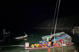 Cứu hộ thành công xe tải chở cá rơi xuống lòng hồ thủy điện Sơn La