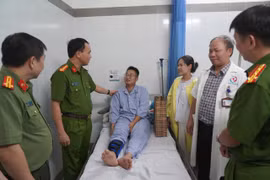 Thượng úy Cảnh sát cơ động bị đẩy ngã phải nhập viện