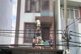 Cháy nhà 5 tầng, 4 người được hàng xóm giải cứu ở Hà Nội