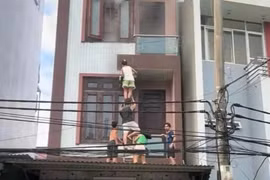 Cháy nhà 5 tầng, 4 người được hàng xóm giải cứu ở Hà Nội