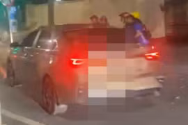 Ô tô va chạm với xe máy rồi bỏ chạy ở Hà Nội