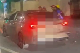Ô tô va chạm với xe máy rồi bỏ chạy ở Hà Nội